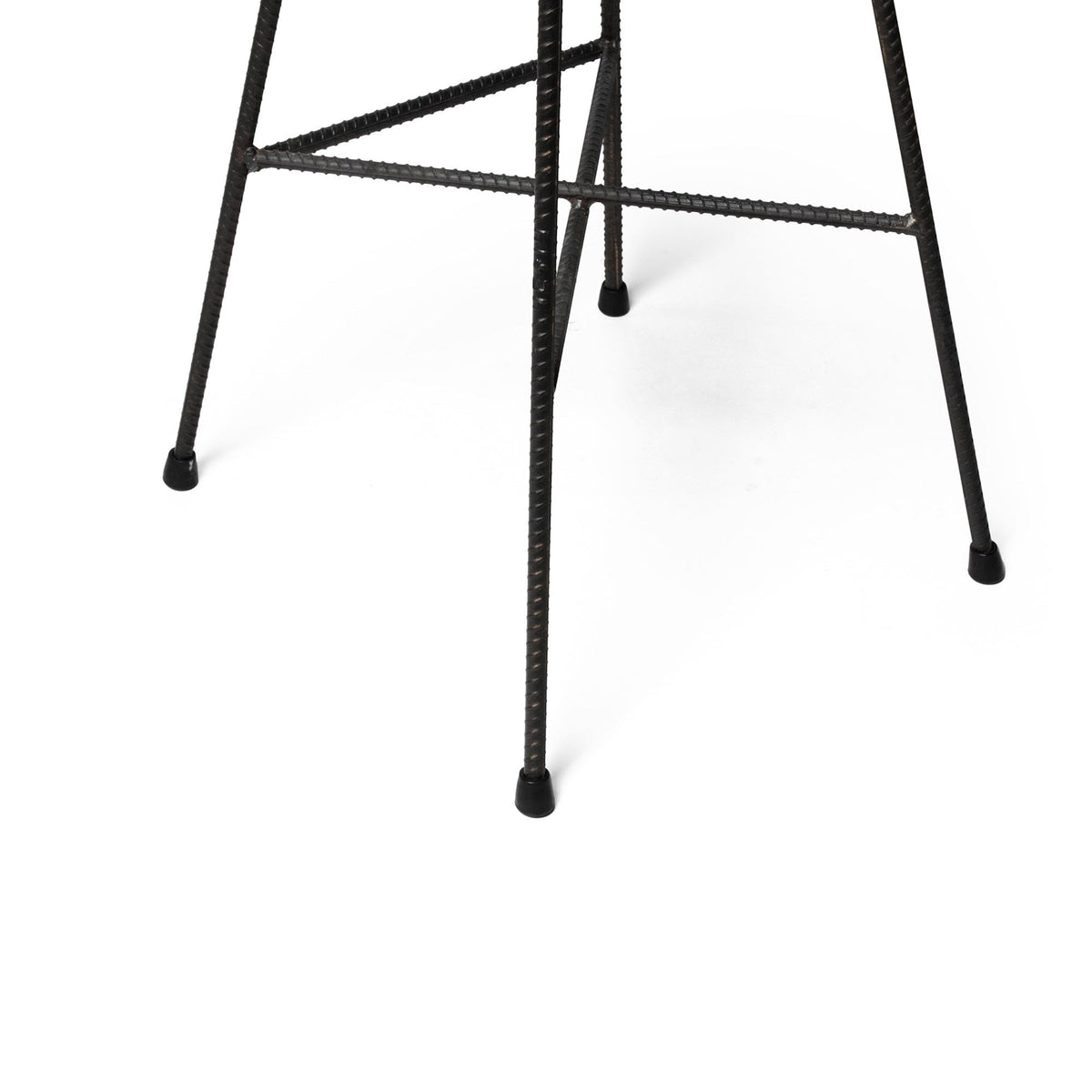 Piètement du tabouret de bar Hauteville en fer à béton strié avec ses entretoises et ses embouts noirs