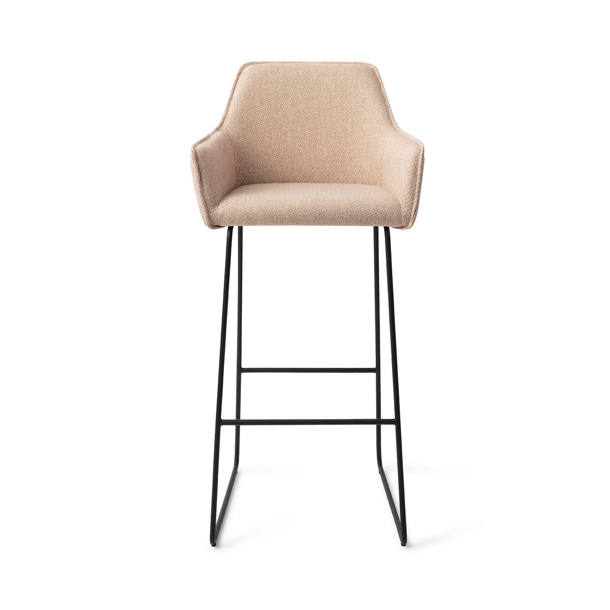 Tabouret Hofu beige hauteur bar sur piètement luge noir vue de face avec ses accoudoirs dans le prolongement du dossier
