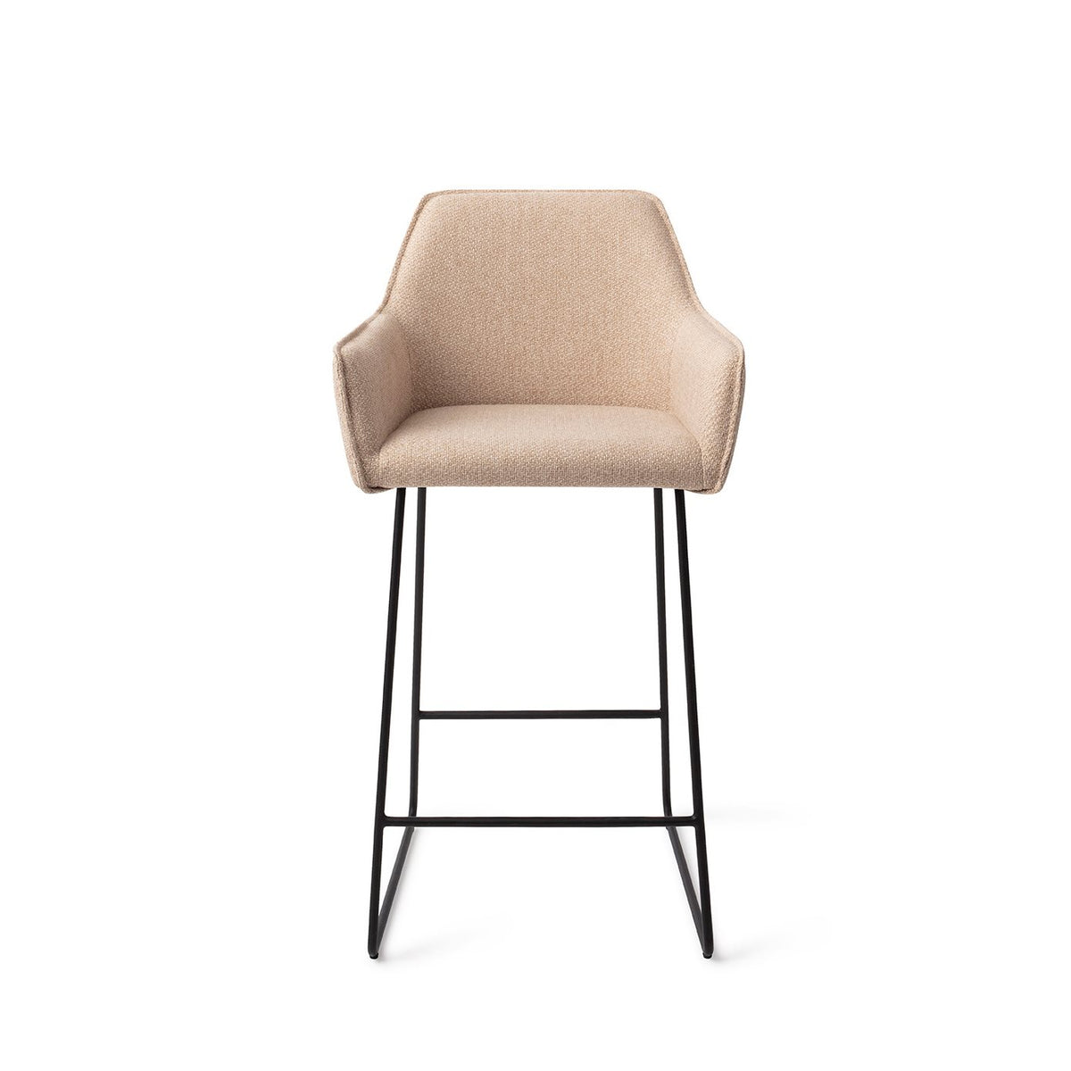 Tabouret Hofu beige hauteur comptoir sur piètement luge noir vue de face avec ses accoudoirs dans le prolongement du dossier