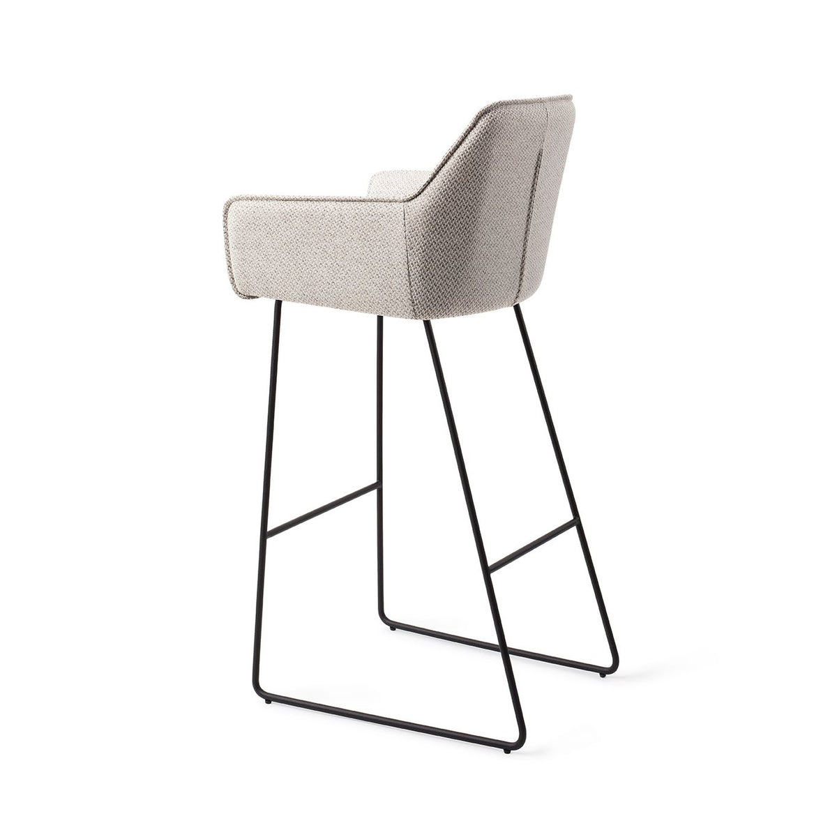 Tabouret Hofu blanc cassé à motif hauteur bar sur piètement luge noir vue de trois quarts arrière avec la couture verticale du dos