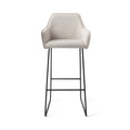 Tabouret Hofu blanc cassé à motif hauteur bar sur piètement luge noir vue de face avec ses accoudoirs dans le prolongement du dossier