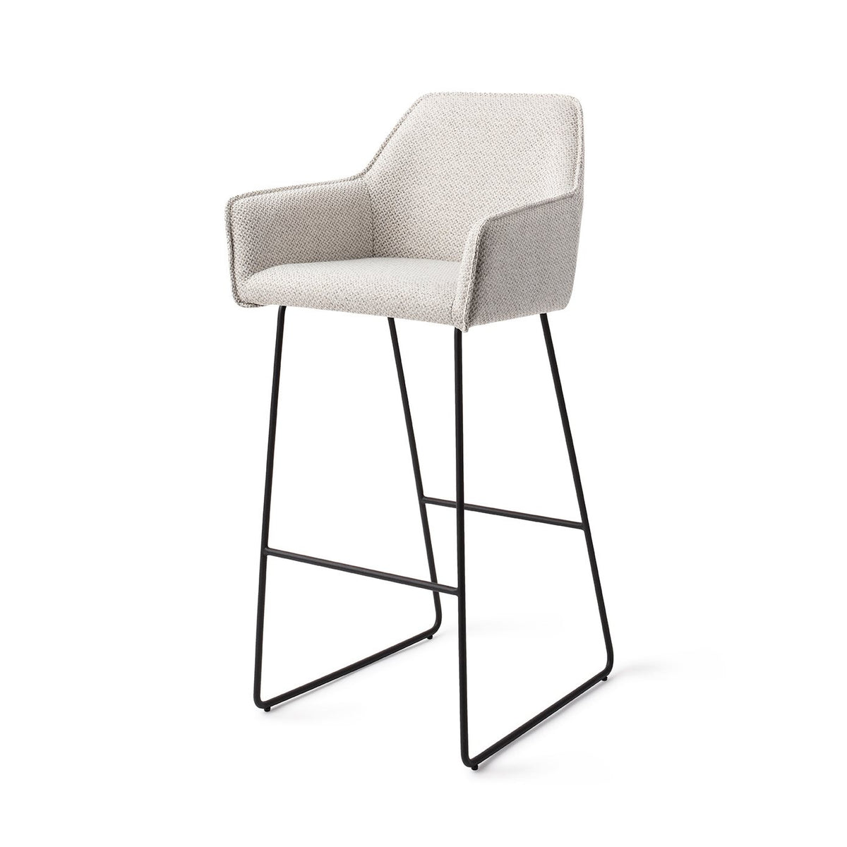 Tabouret Hofu blanc cassé à motif hauteur bar sur piètement luge noir vue de trois quarts avec sa barre repose-pieds