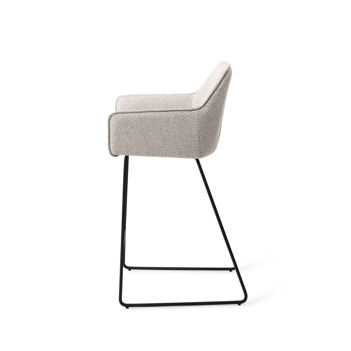 Tabouret Hofu blanc cassé à motif hauteur comptoir sur piètement luge noir vue de profil