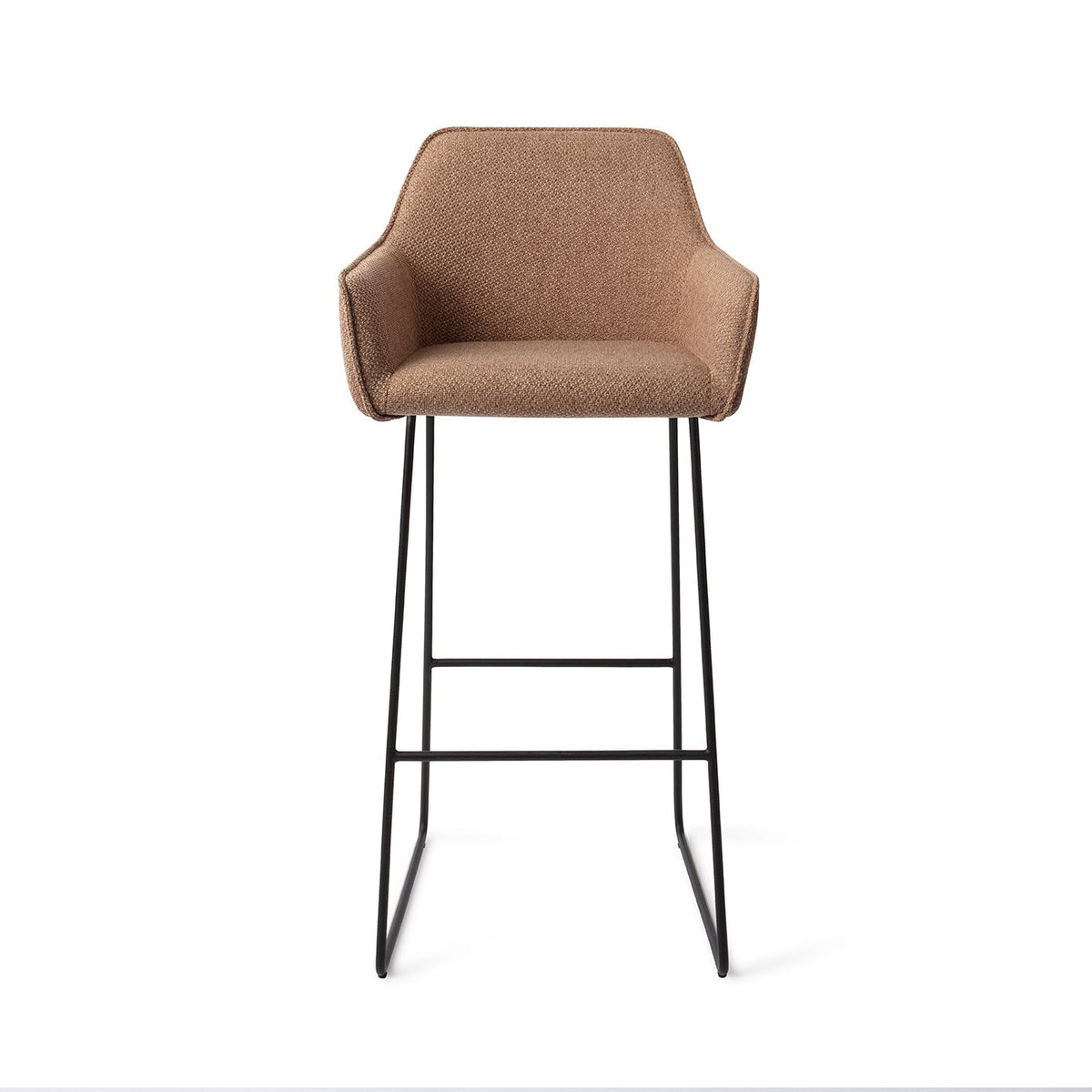 Tabouret Hofu caramel hauteur bar sur piètement luge noir vue de face avec ses accoudoirs dans le prolongement du dossier