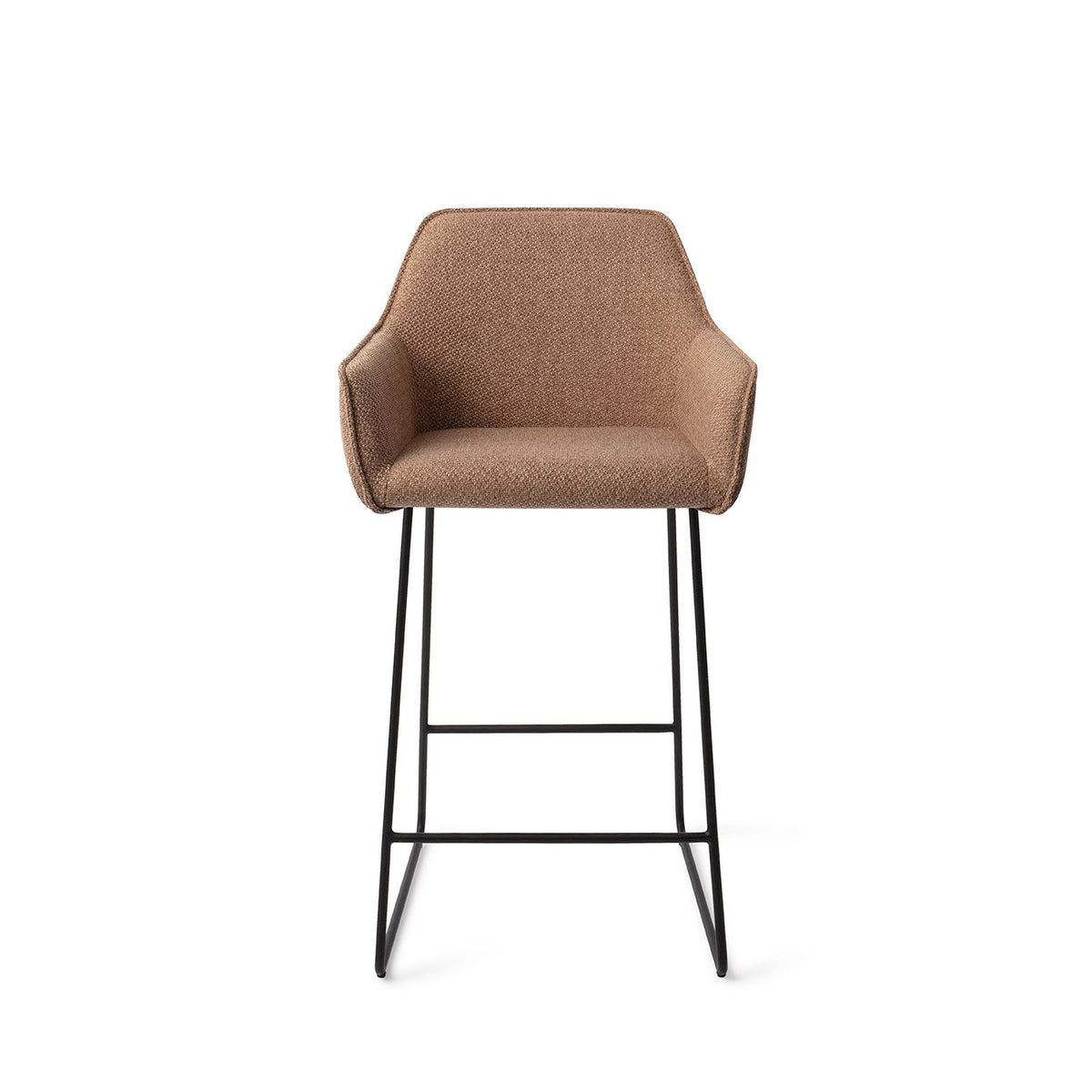 Tabouret Hofu caramel hauteur comptoir sur piètement luge noir vue de face avec ses accoudoirs dans le prolongement du dossier