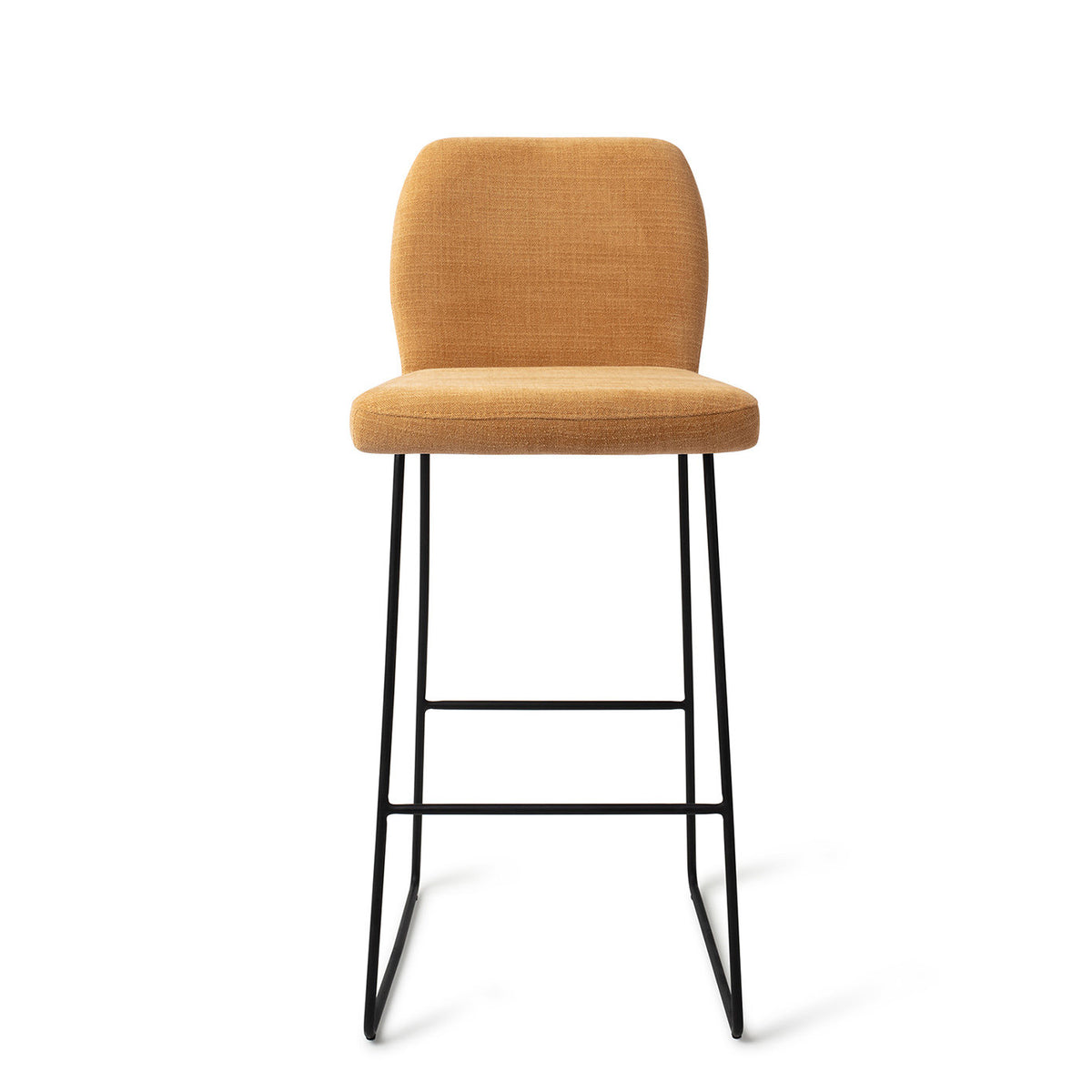Tabouret Ikata ocre hauteur bar sur piètement luge noir vue de face dossier galbé et assise rembourrée