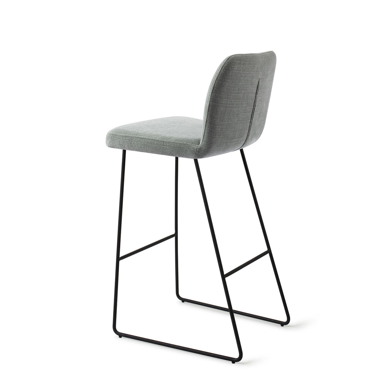 Tabouret Ikata vert sauge hauteur bar sur piètement luge noir vue de trois quarts arrière avec la couture verticale du dos