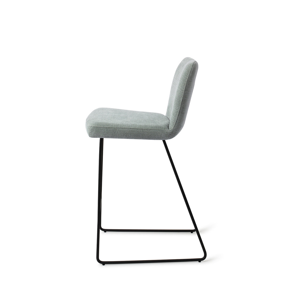 Tabouret Ikata vert sauge hauteur comptoir sur piètement luge noir vue de profil