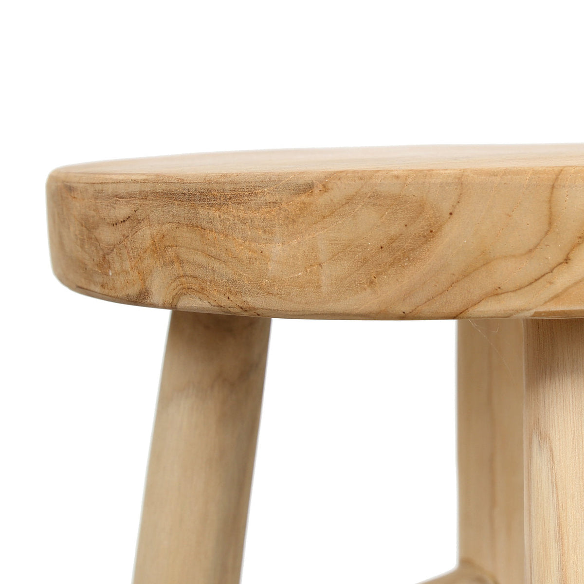 Détail de l'assise épaisse aux bords adoucis du tabouret Kedut et du haut des pieds en teck