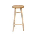 Tabouret de bar Kedut en teck naturel vu de face sur fond blanc avec ses barreaux à deux hauteurs