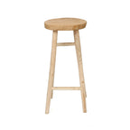 Tabouret de bar Kedut en teck naturel vu de face sur fond blanc avec ses barreaux à deux hauteurs