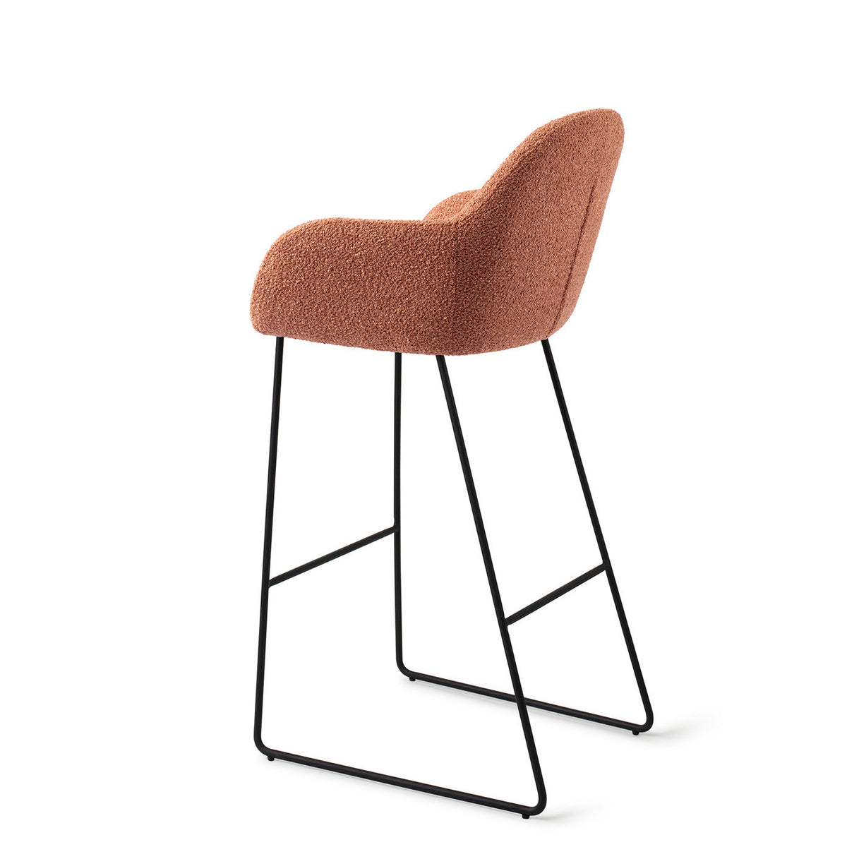 Tabouret Kushi terracotta hauteur bar sur piètement luge noir vue de trois quarts arrière avec la couture verticale du dos
