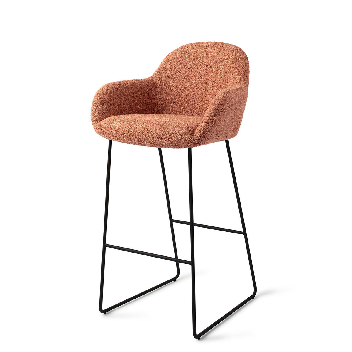 Tabouret Kushi terracotta hauteur bar sur piètement luge noir vue de trois quarts avec sa barre repose-pieds
