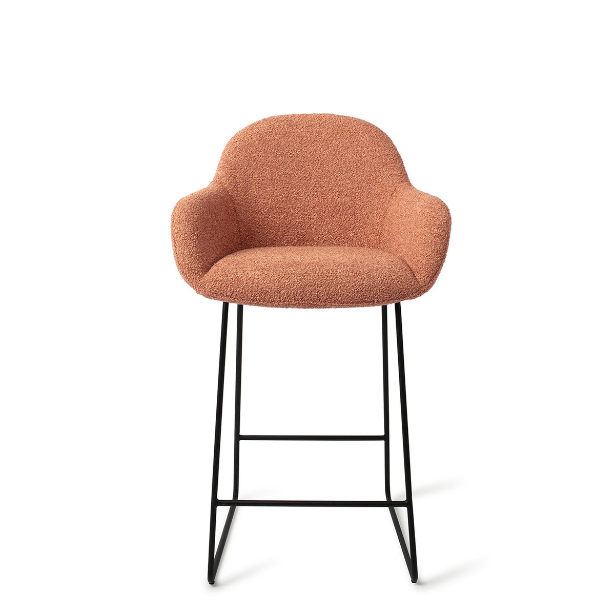 Tabouret Kushi terracotta hauteur comptoir sur piètement luge noir vue de face coque arrondie et accoudoirs