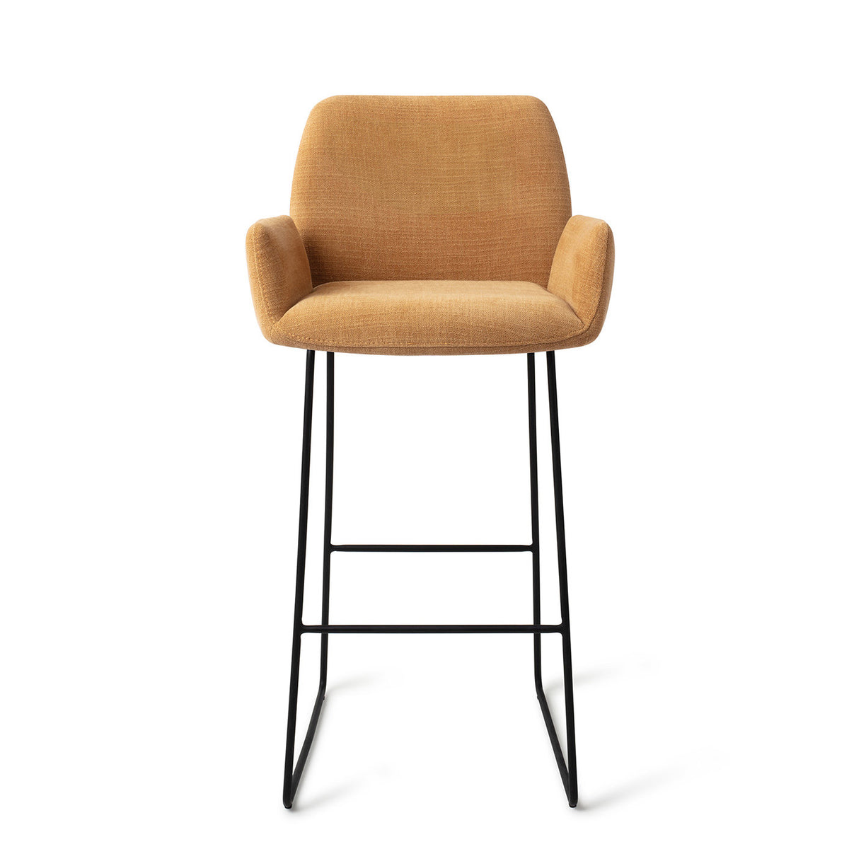 Tabouret Misaki ocre hauteur bar sur piètement luge noir vue de face avec ses accoudoirs et son assise garnie