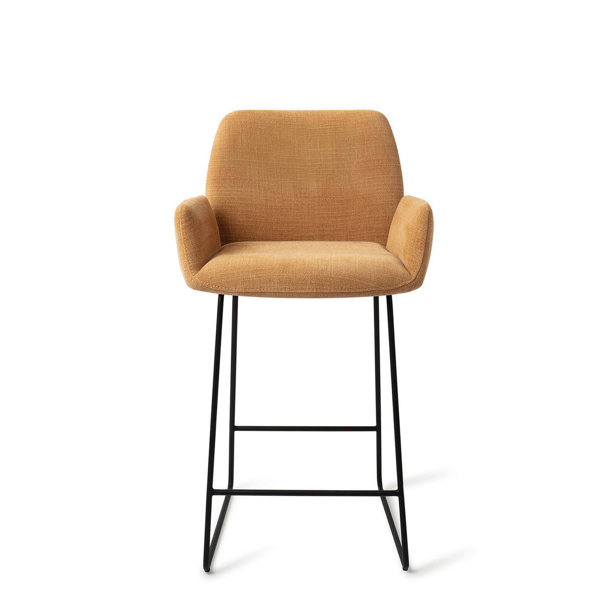 Tabouret Misaki ocre hauteur comptoir sur piètement luge noir vue de face avec ses accoudoirs et son assise garnie