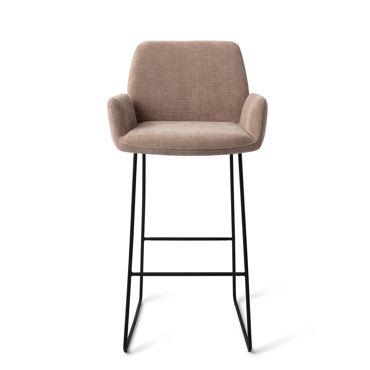 Tabouret Misaki taupe hauteur bar sur piètement luge noir vue de face avec ses accoudoirs et son assise garnie