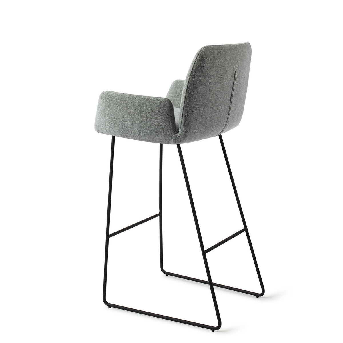 Tabouret Misaki vert sauge hauteur bar sur piètement luge noir vue de trois quarts arrière avec la couture verticale du dos