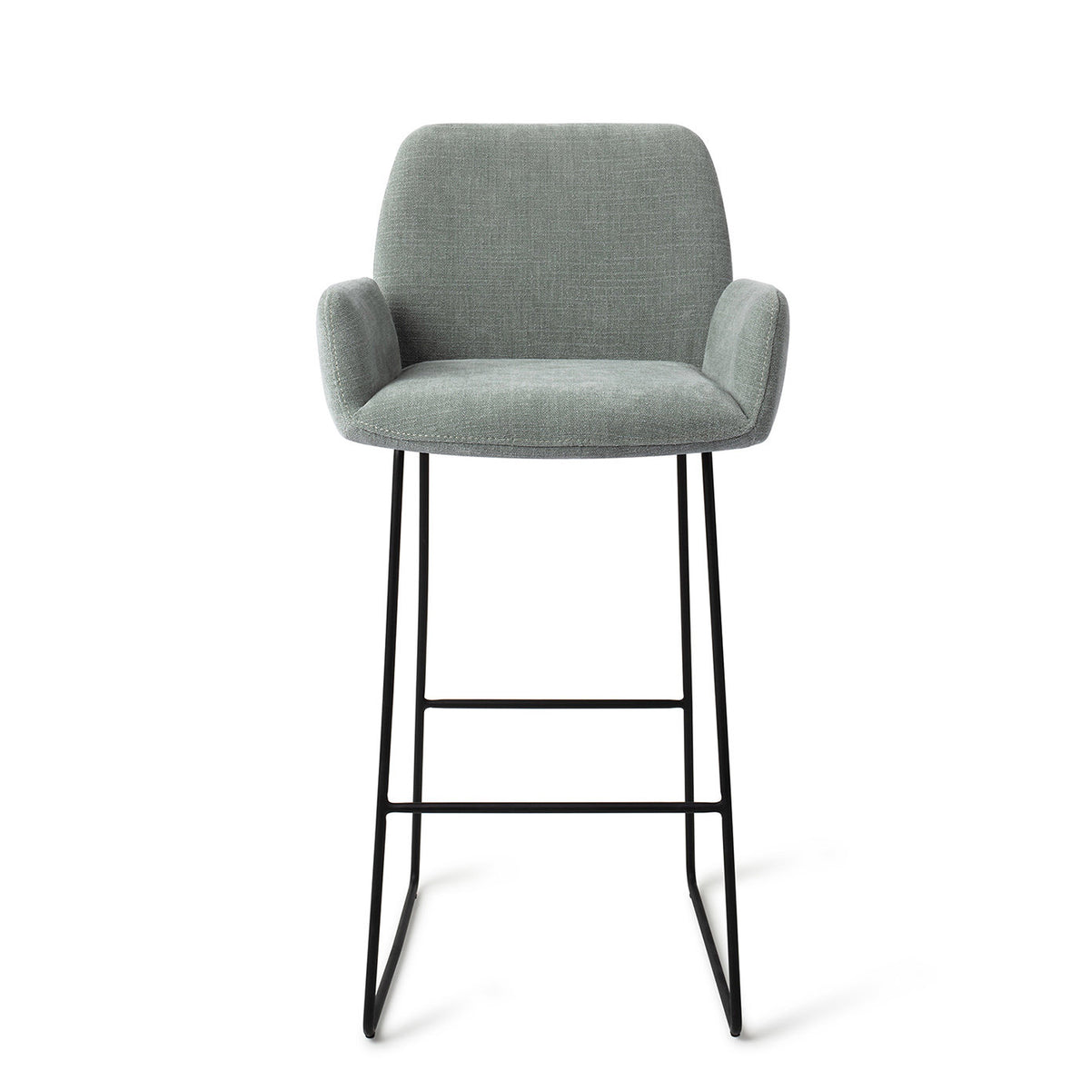 Tabouret Misaki vert sauge hauteur bar sur piètement luge noir vue de face avec ses accoudoirs et son assise garnie