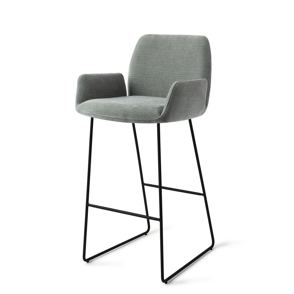 Tabouret Misaki vert sauge hauteur bar sur piètement luge noir vue de trois quarts avec sa barre repose-pieds