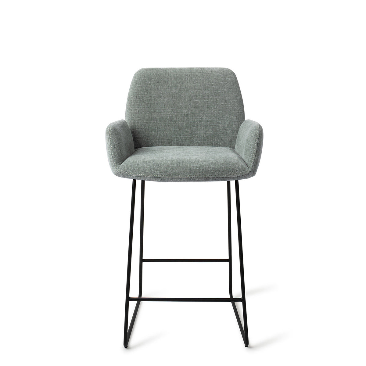 Tabouret Misaki vert sauge hauteur comptoir sur piètement luge noir vue de face avec ses accoudoirs et son assise garnie