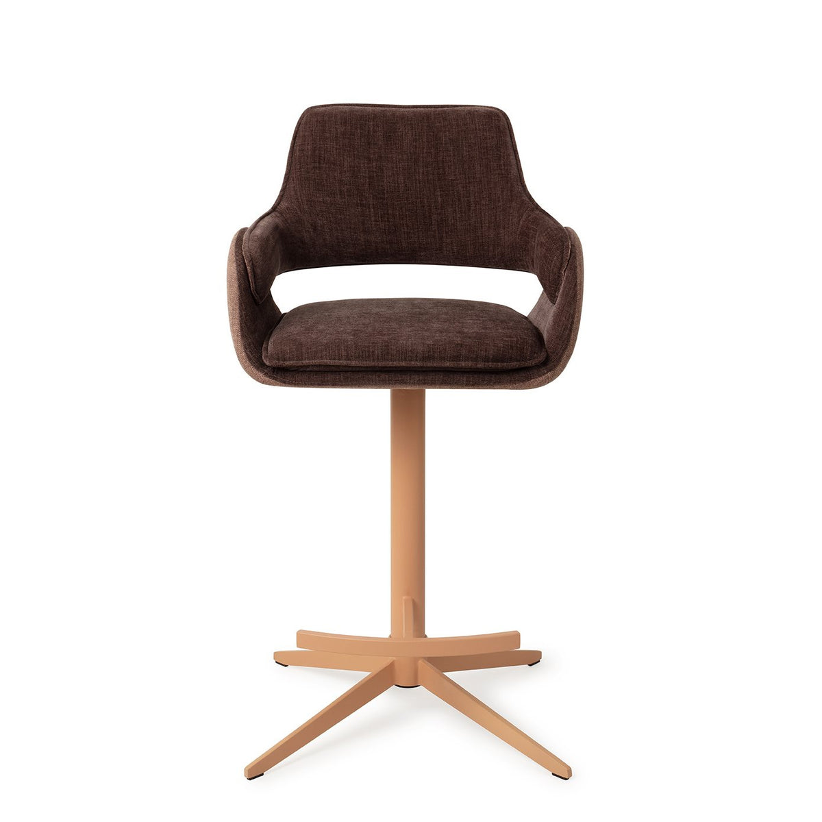 Tabouret Oketo chocolat hauteur comptoir sur pied central caramel vue de face avec ses accoudoirs et l'ouverture du dossier