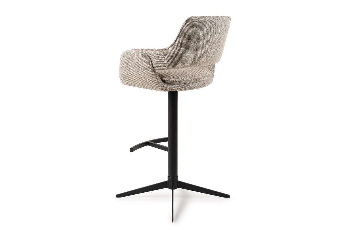 Dos du tabouret Oketo écru hauteur bar et de sa coque enveloppante sur pied central noir