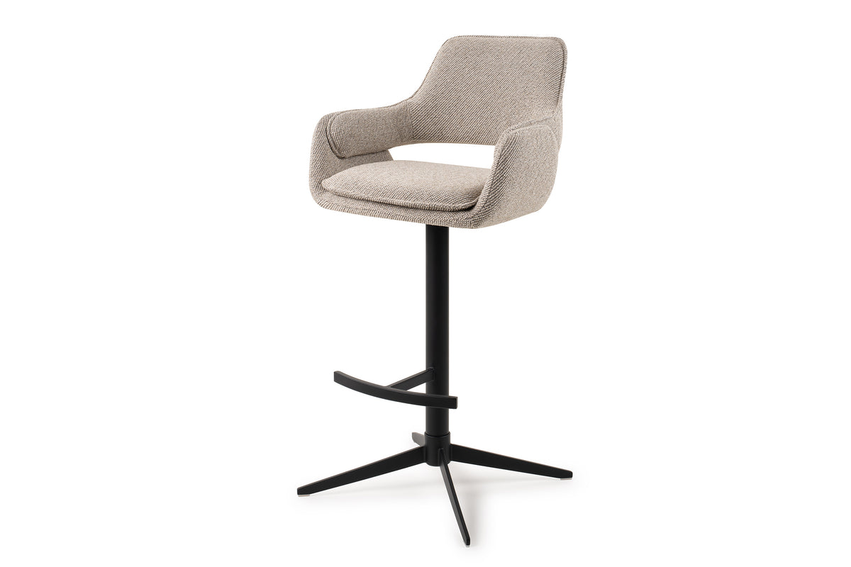 Tabouret Oketo écru hauteur bar sur pied central noir vue de trois quarts avec son repose-pieds en arc