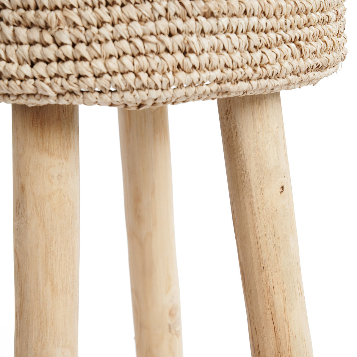 Détail du bord de l'assise en raphia et du haut des pieds en teck du tabouret Raffia