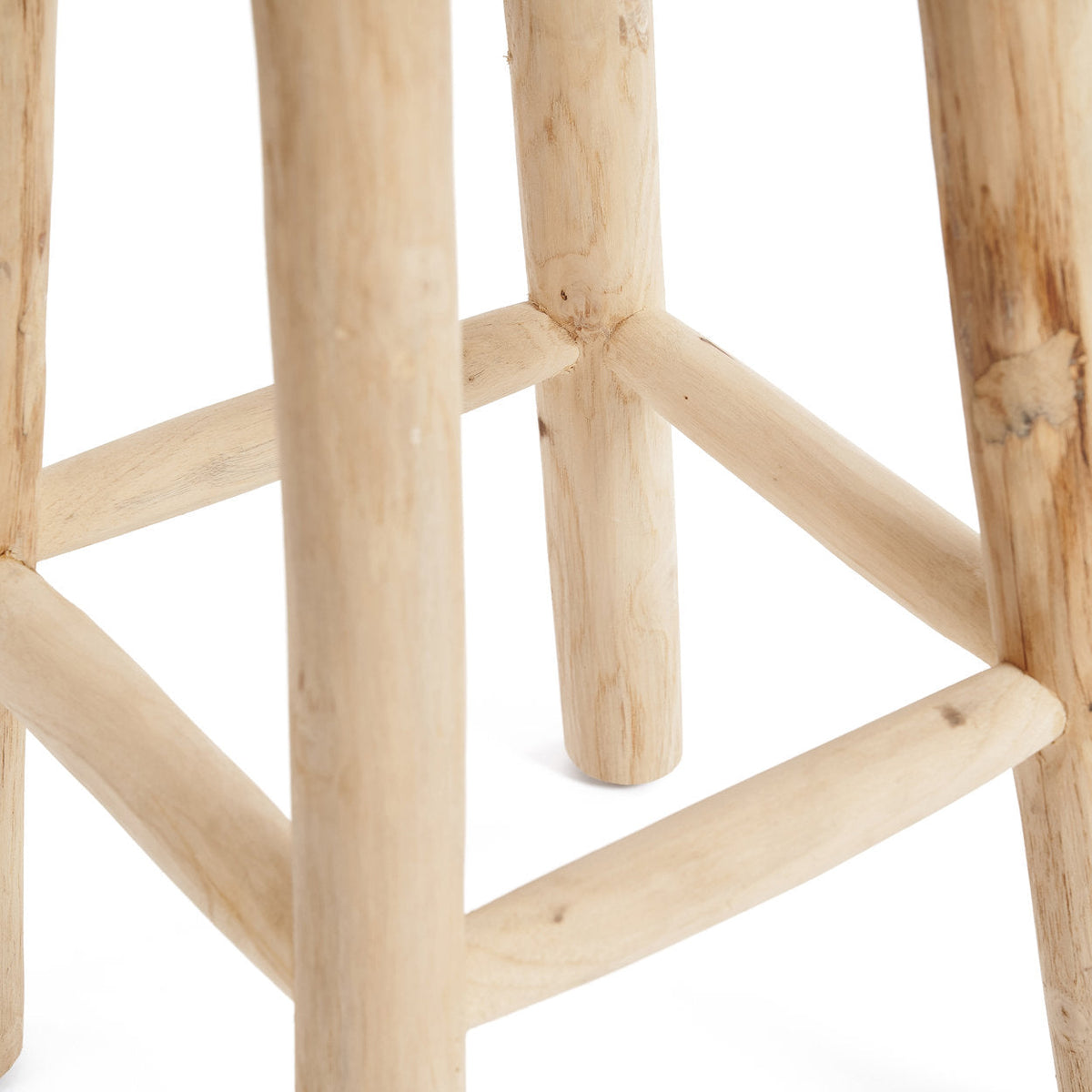Détail des pieds et du repose-pieds en teck du tabouret de bar Raffia