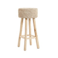 Tabouret de bar Raffia en teck naturel et raphia vu de trois quarts avec son repose-pieds