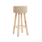 Tabouret de bar Raffia en teck naturel et raphia vu de trois quarts avec son repose-pieds
