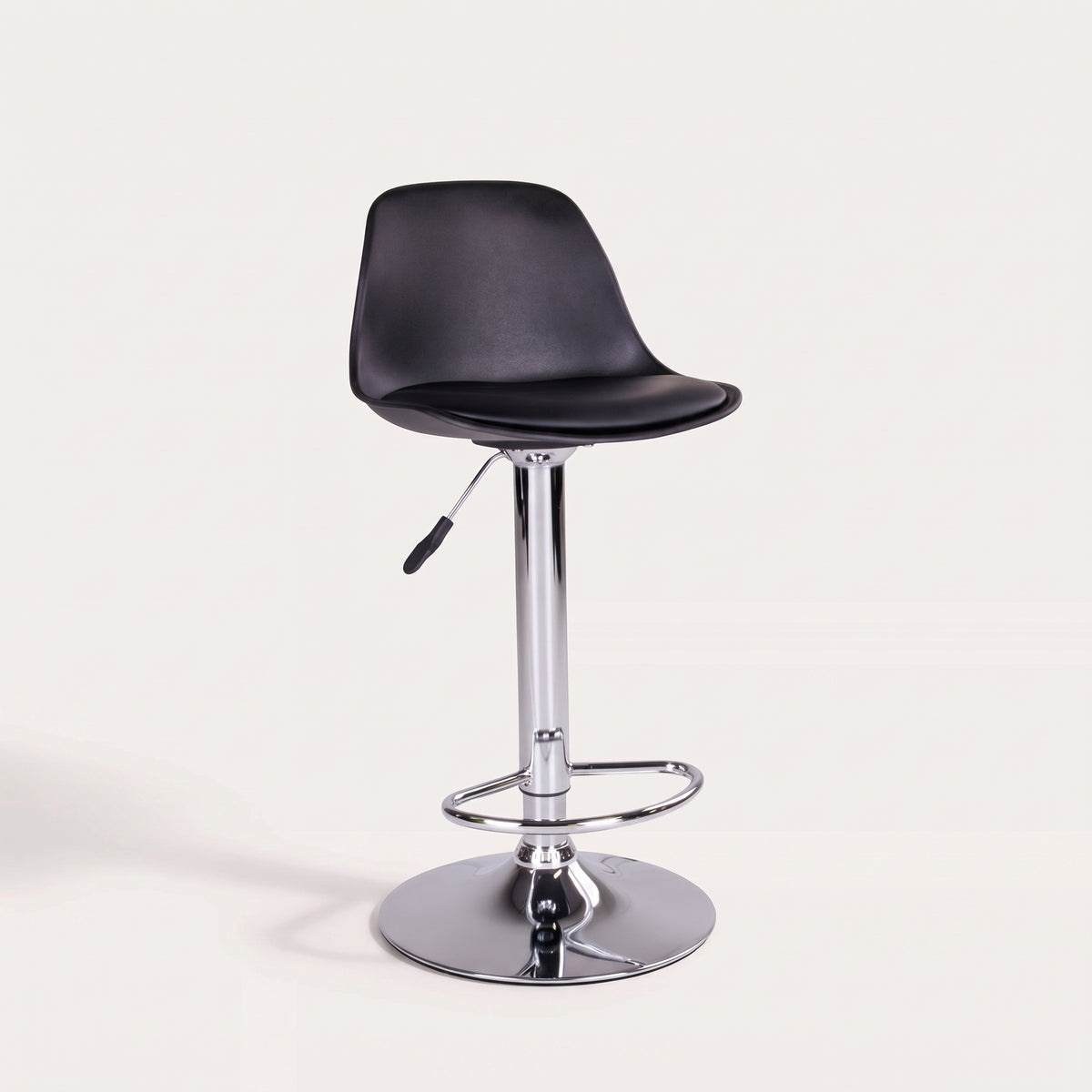 Tabouret de bar Trondheim en simili cuir noir vu de trois quarts sur fond clair, pied chromé réglable et repose-pieds