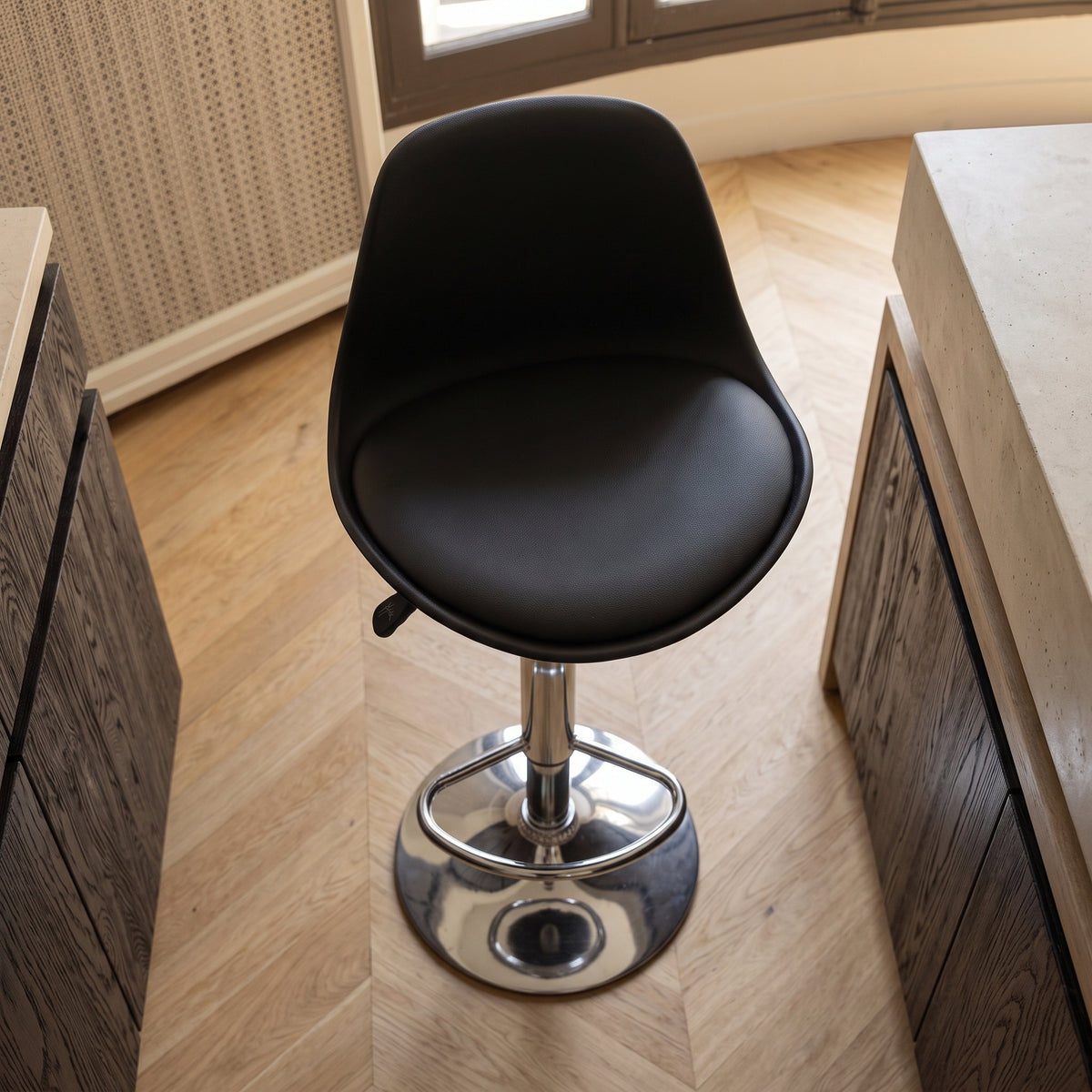 Tabouret de bar Trondheim vu de dessus, assise en simili cuir noir et socle rond chromé