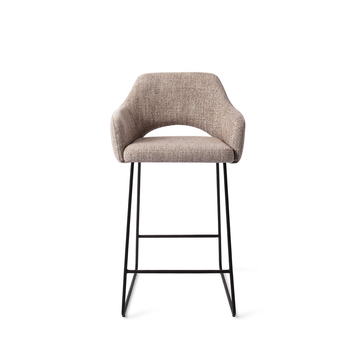 Tabouret Yanai beige chiné hauteur comptoir sur piètement luge noir vue de face avec ses accoudoirs et l'échancrure du dossier