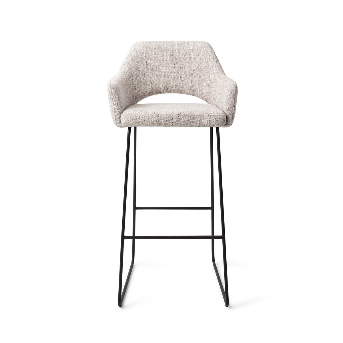 Tabouret Yanai gris perle hauteur bar sur piètement luge noir vue de face avec ses accoudoirs et l'échancrure du dossier