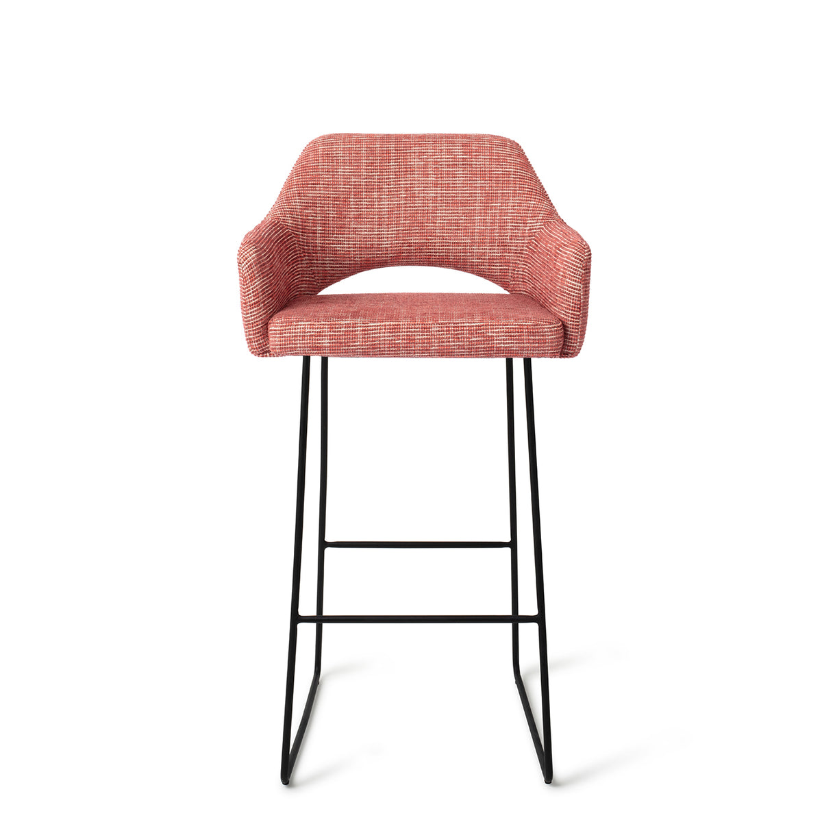 Tabouret Yanai rouge chiné hauteur bar sur piètement luge noir vue de face avec ses accoudoirs et l'échancrure du dossier