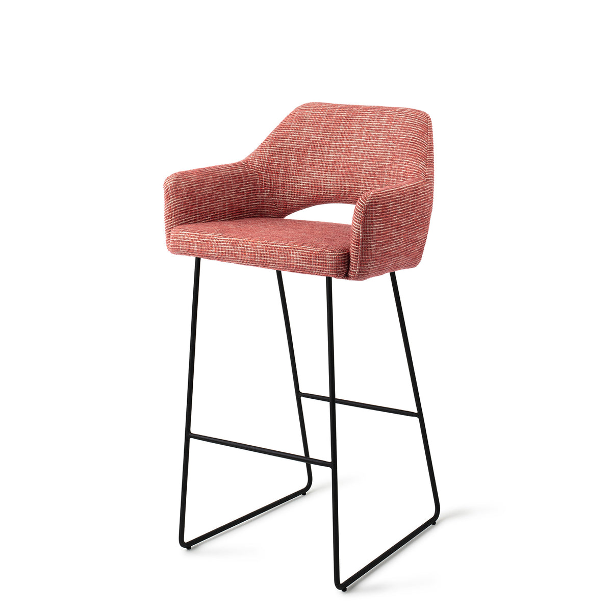 Tabouret Yanai rouge chiné hauteur bar sur piètement luge noir vue de trois quarts avec sa barre repose-pieds