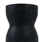 Détail du fût du tabouret Kotoran noir resserré en diabolo et cerclé de rainures horizontales