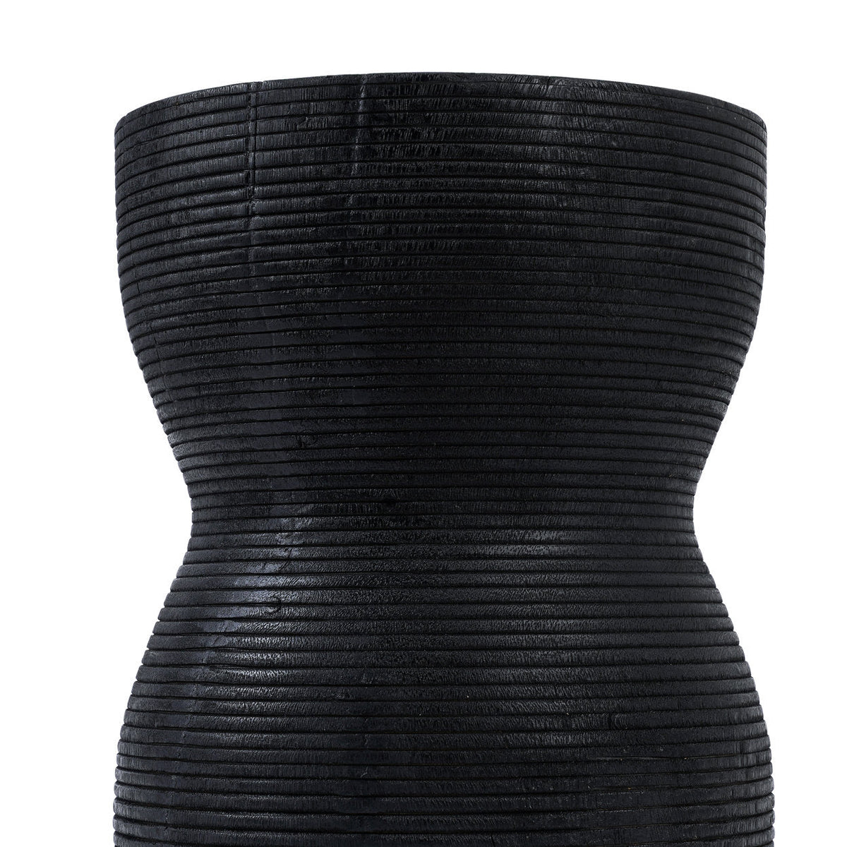 Détail du fût du tabouret Kotoran noir resserré en diabolo et cerclé de rainures horizontales
