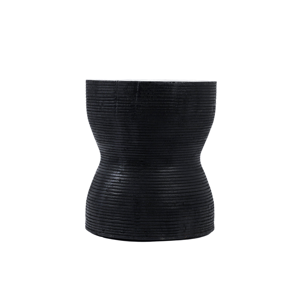 Tabouret Kotoran en bois de suar noir vu de face silhouette en diabolo cerclée de rainures