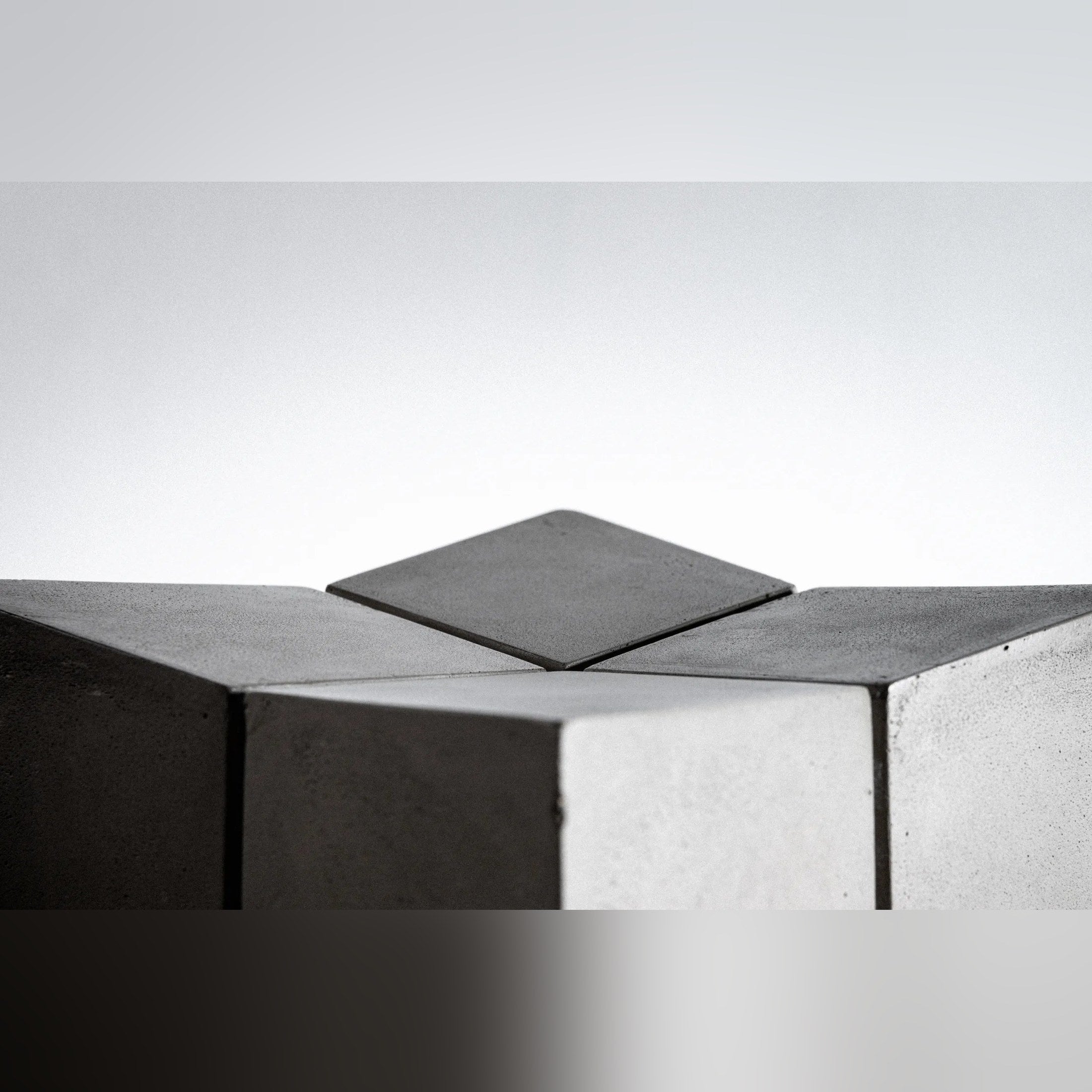 Tabouret en béton Bridge gris naturel en situation 1