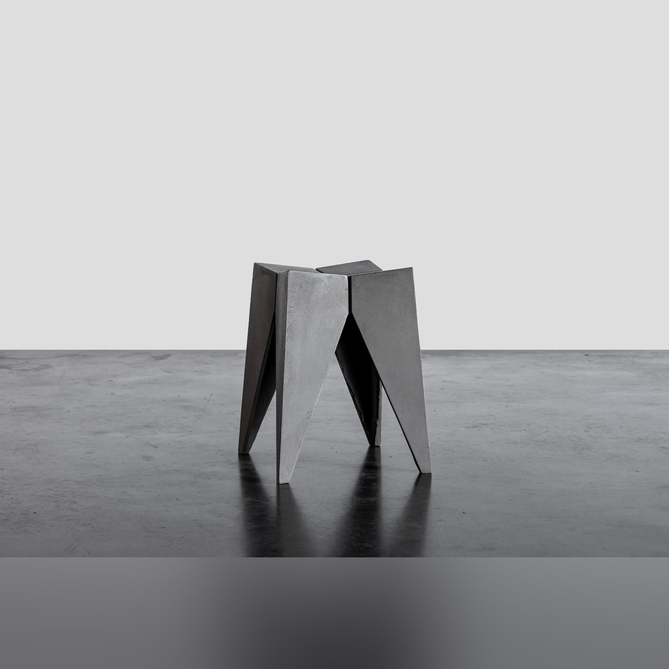 Tabouret en béton Bridge gris naturel en situation 2
