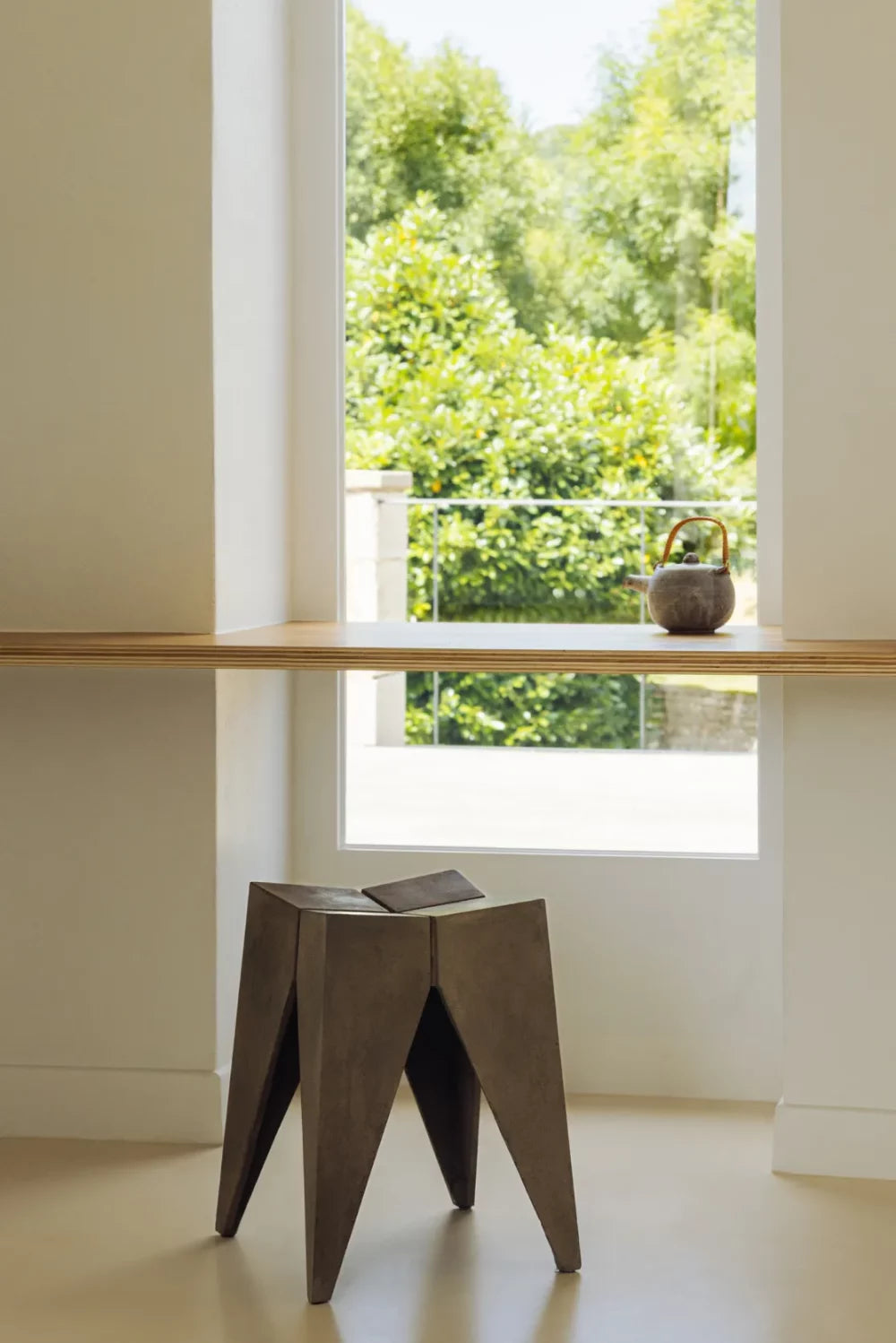 Tabouret en béton Bridge gris naturel dans un intérieur près d'une fenêtre