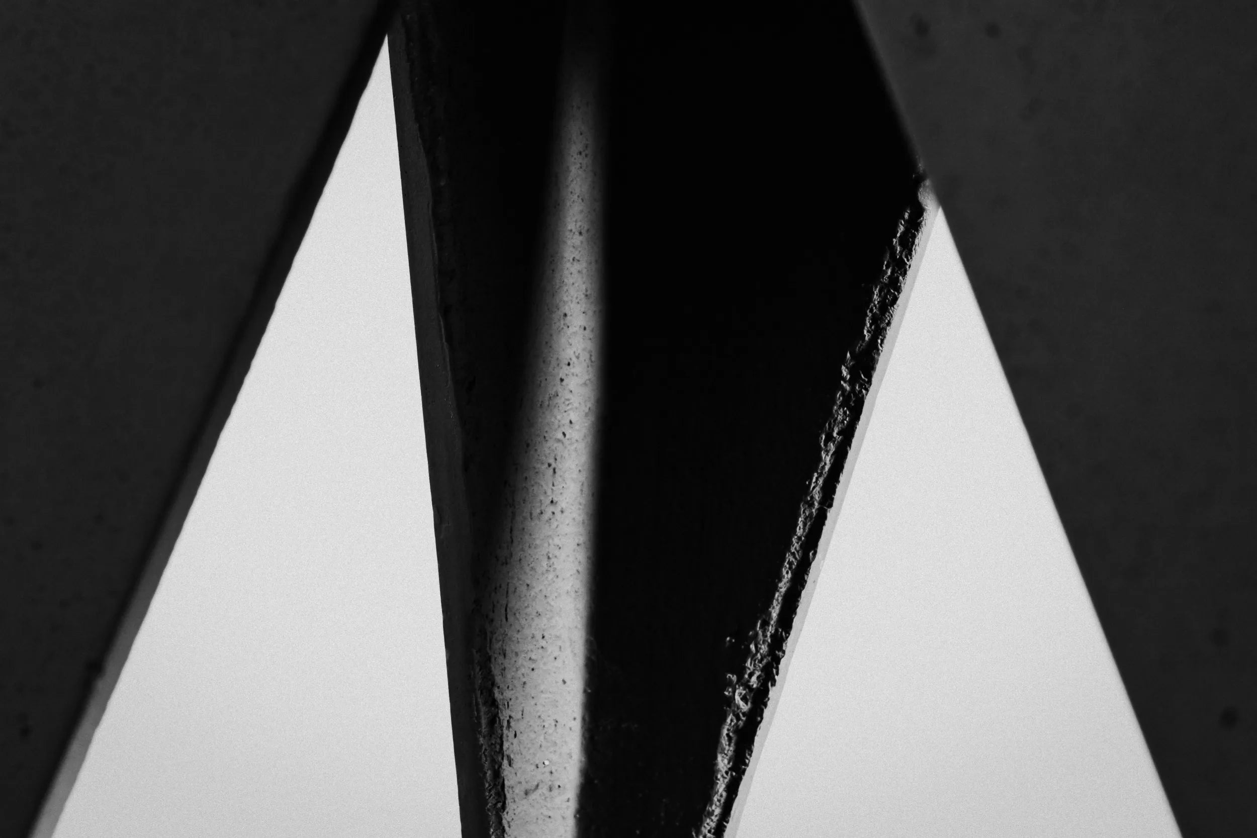 Tabouret en béton Bridge gris naturel détail graphique de la structure