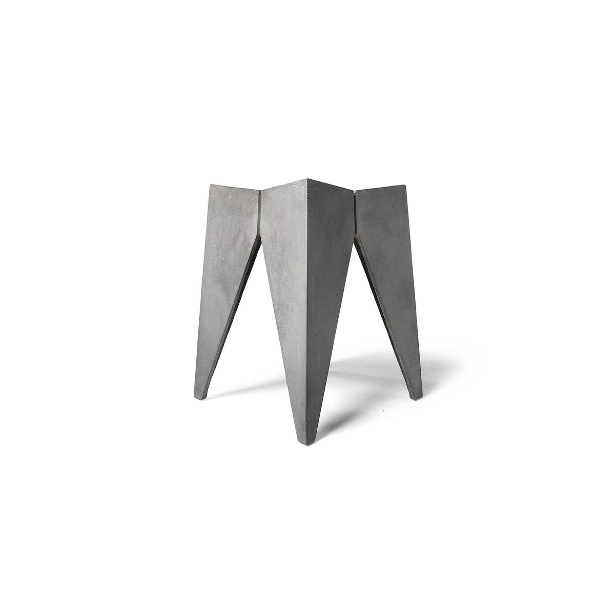 Tabouret Bridge en béton gris vu de face sur fond blanc