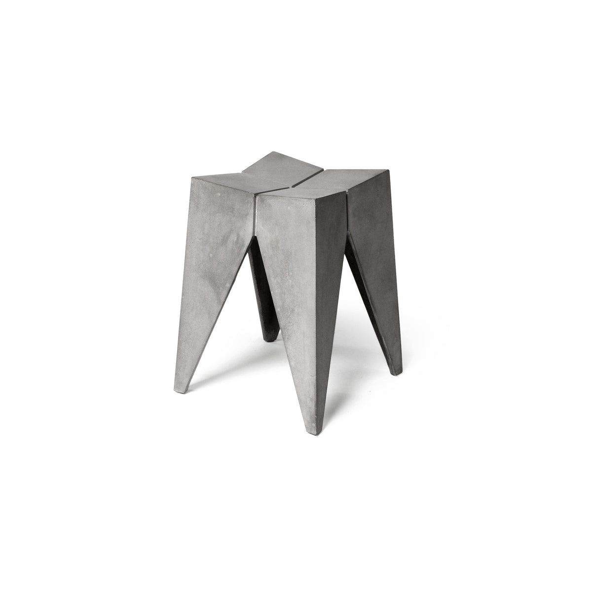 Tabouret Bridge en béton gris vu de trois quarts avec ses quatre pieds triangulaires effilés