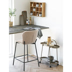 Tabouret bar Maceda bouclé beige dans une cuisine contemporaine avec comptoir en bois grisé