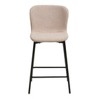 Tabouret bar Maceda bouclé beige vue de face dossier enveloppant pieds noirs repose-pieds intégré