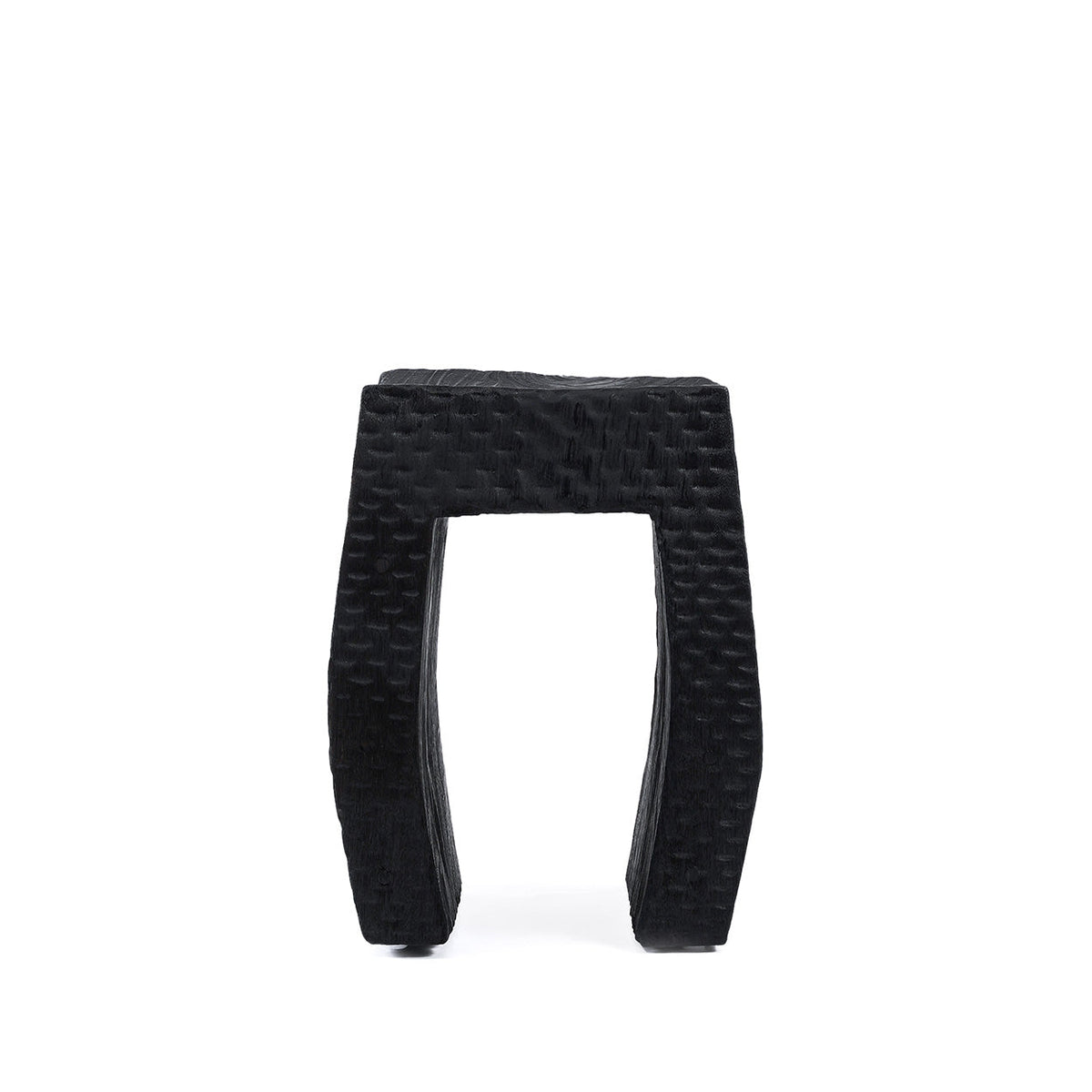 Tabouret Montano en bois de suar noir vu de face en entier